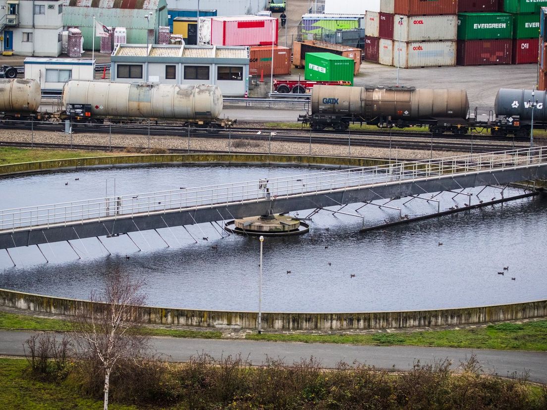 Een van waterbassins waar afvalwater wordt gezuiverd tot drinkwater