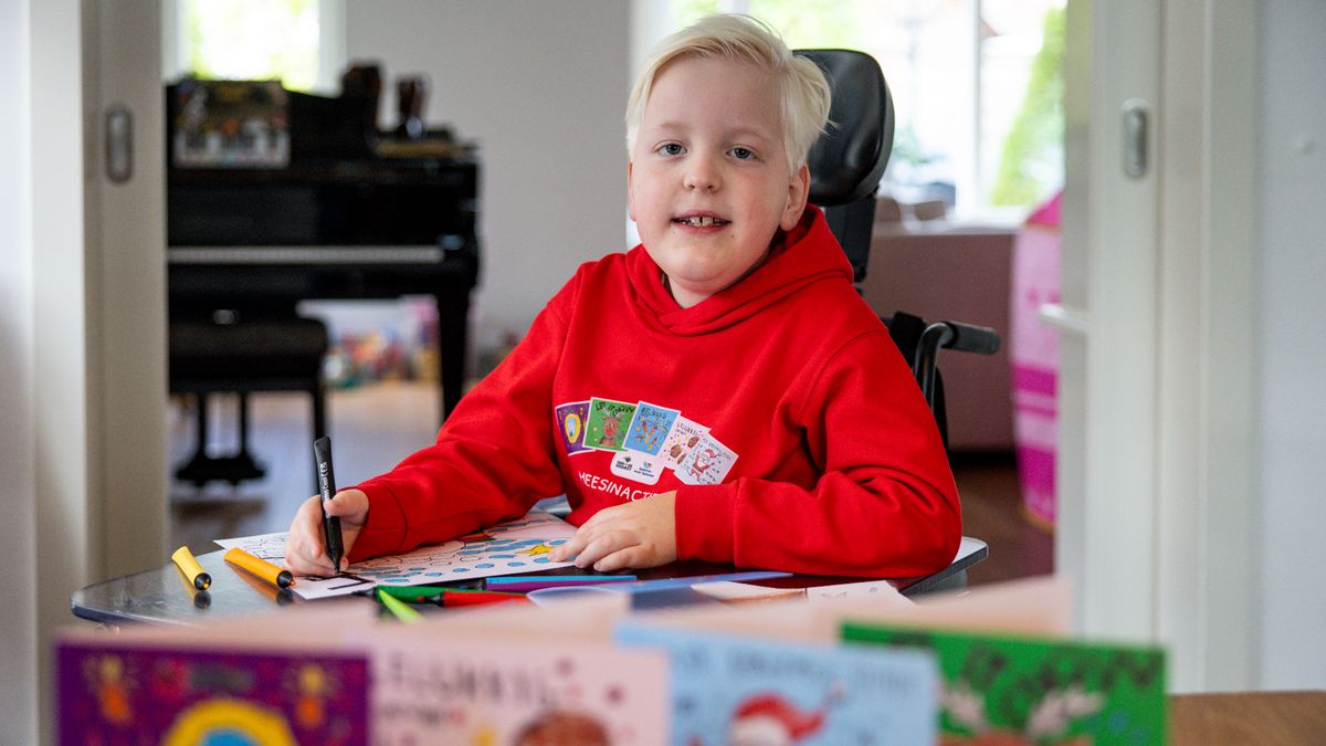 Mees (7) maakt kerstkaartjes om geld op te halen voor eigen spierziekte