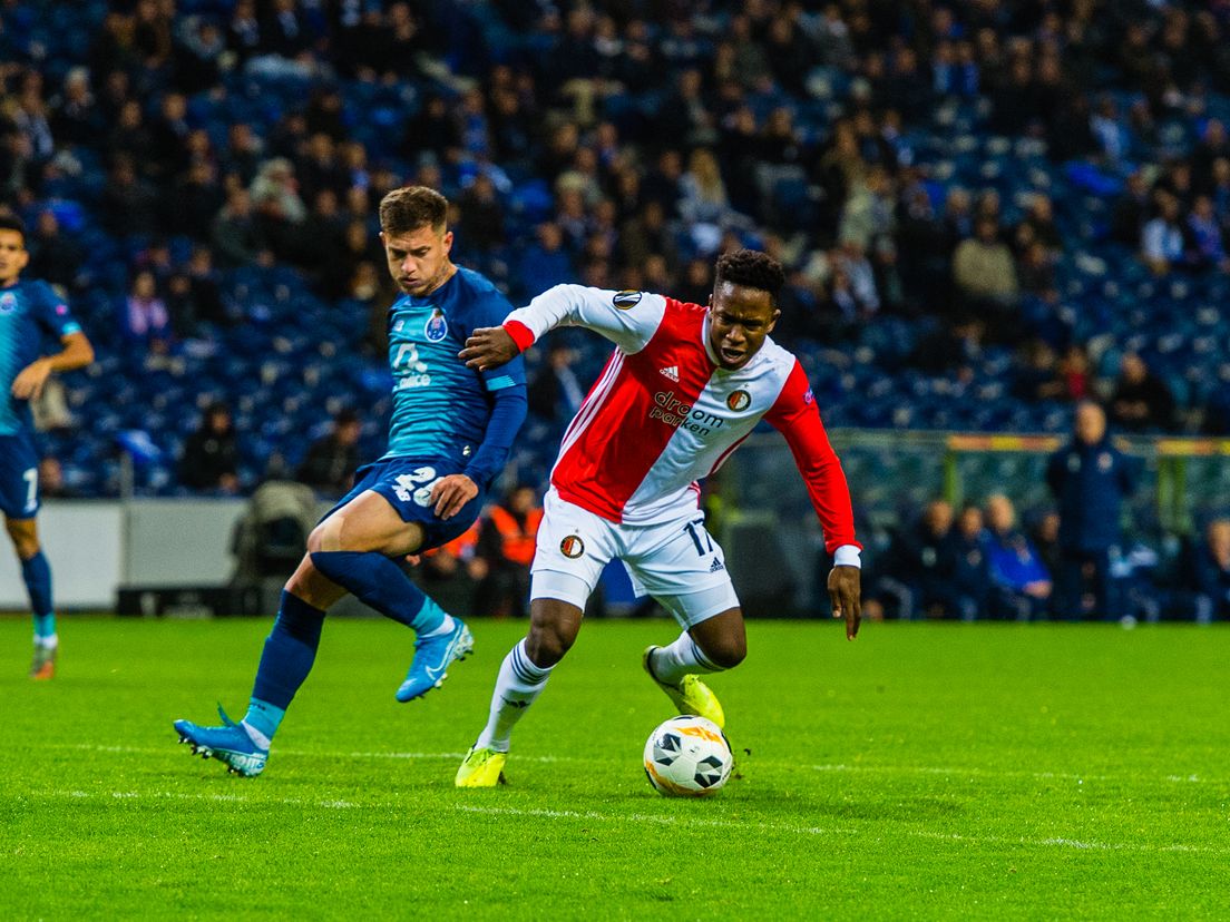 Luis Sinisterra in actie in de wedstrijd tegen Porto