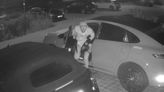 Wakker worden zonder stuur: Porsche-eigenaar schrikt zich rot in Tiel