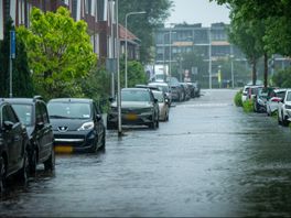 Ondergelopen wegen, voetbalvelden en flatgebouw in regio door hevige regenval