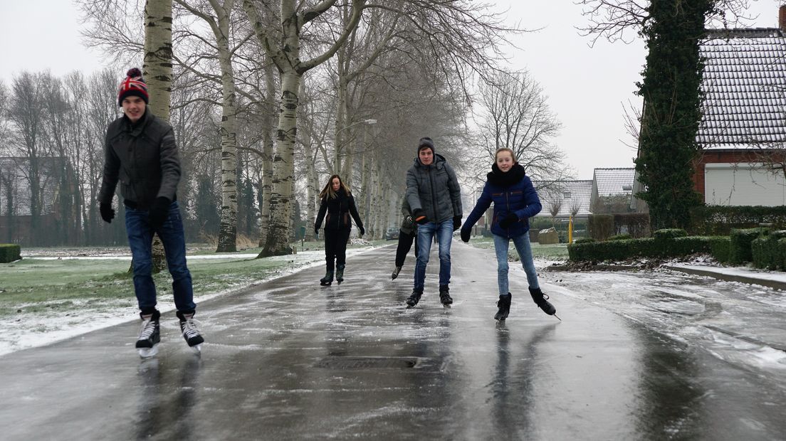 Schaatsen op straat in plaats van leren op school (Rechten: Jan Ottens)
