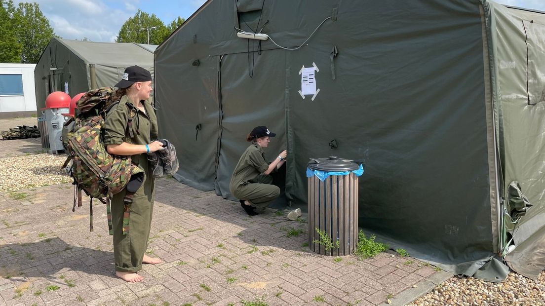 Twee jongeren op het tentenkamp bereiden zich voor op de volgende proef