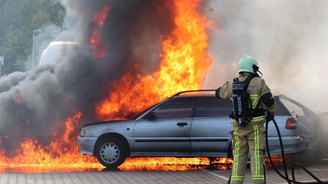 Auto's in brand bij schadebedrijf in Enschede