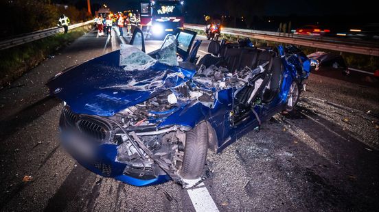 Auto geplet tussen vrachtwagens, A12 tot in de nacht afgesloten