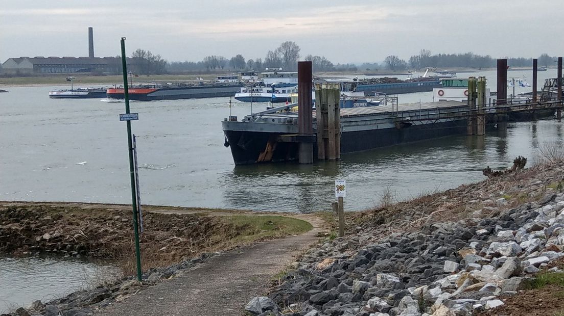Op de Waal bij Gendt zijn twee binnenvaartschepen op elkaar gebotst. Dat laat Rijkswaterstaat weten.
