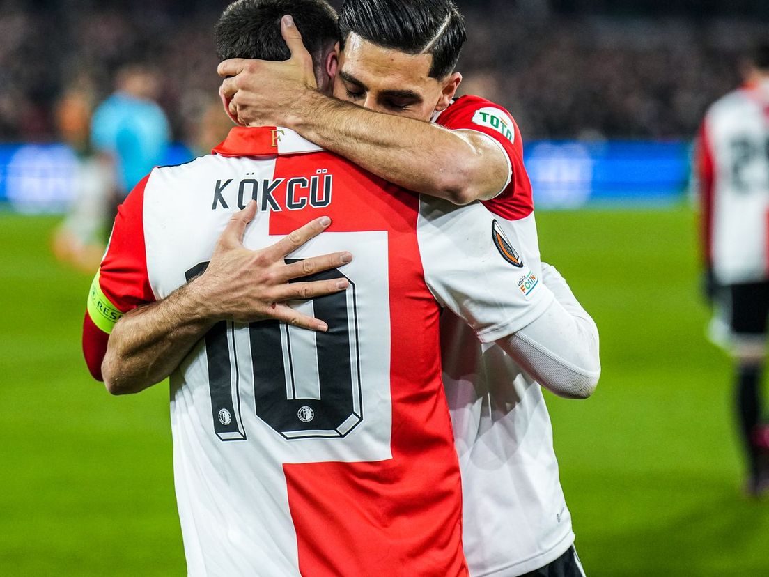Alireza Jahanbakhsh valt doelpuntenmaker Orkun Kökçü in de armen tijdens Feyenoord-Shakhtar Donetsk