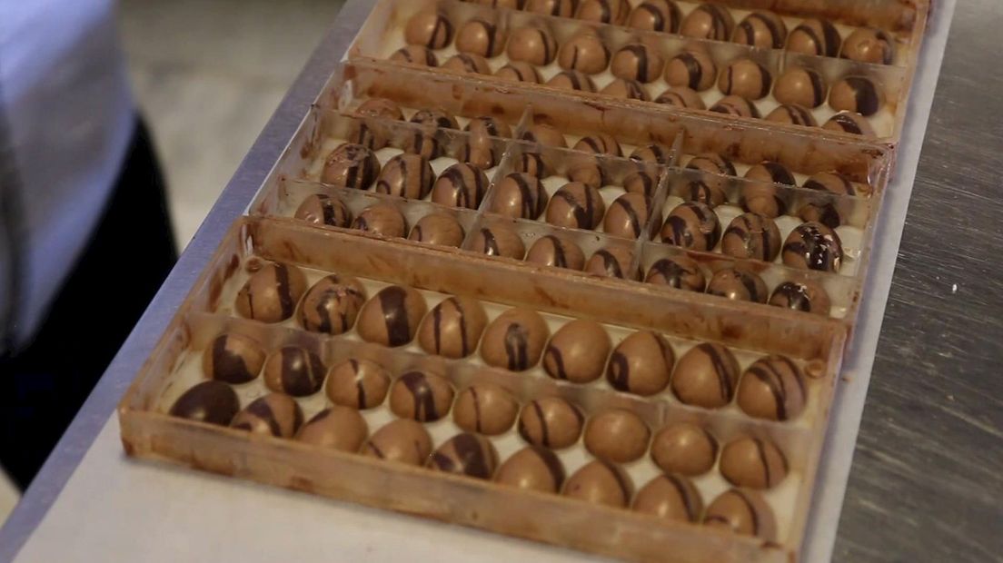 Peter van der Molen maakt in deze periode duizenden chocolade-eitjes