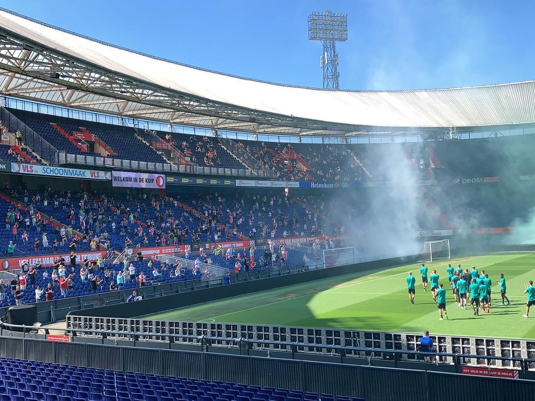 De 1800 supporters verwelkomen de Feyenoord-spelers