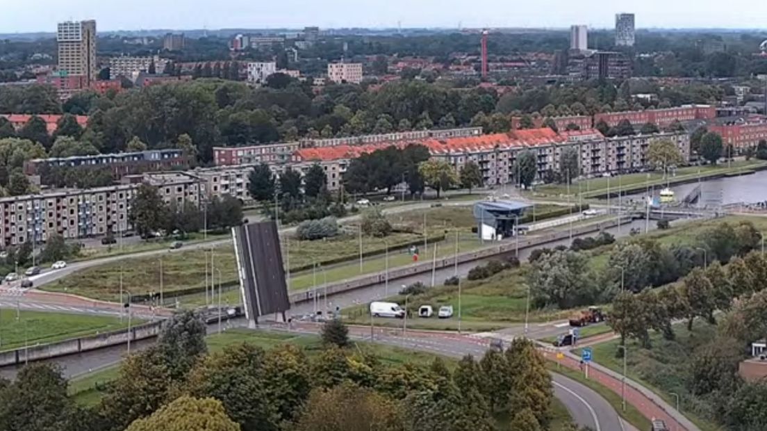Een van de twee bruggen over de Oostersluis is defect door een kapotte pomp en gaat niet meer omlaag