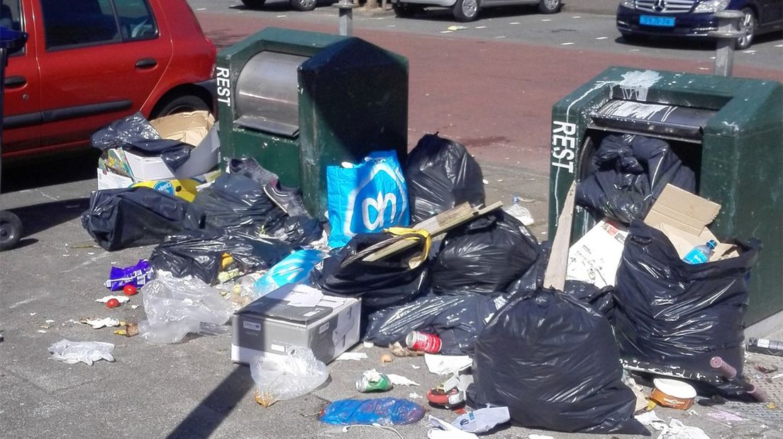 Afval naast de container op de Chicagostraat in Den Haag 