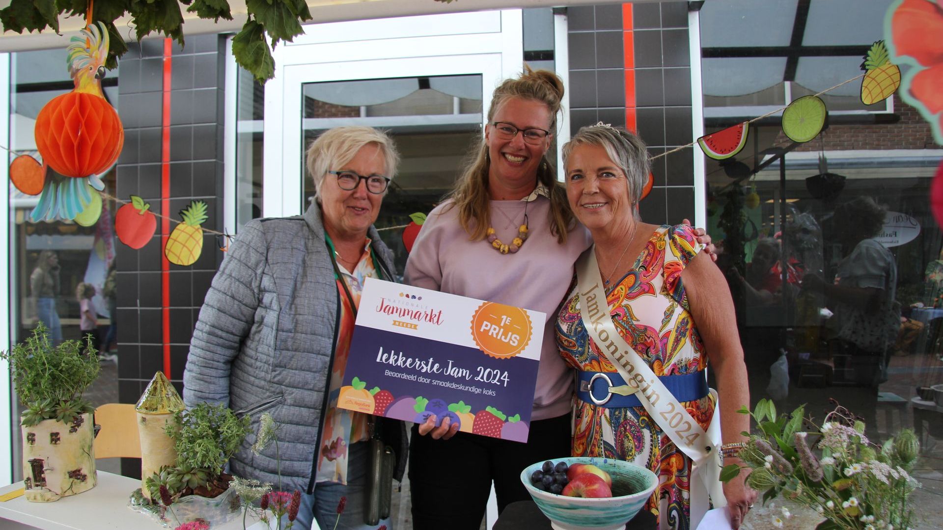 Jamkoningin Gini met winnares van de lekkerste jam in de smaak appeltaart