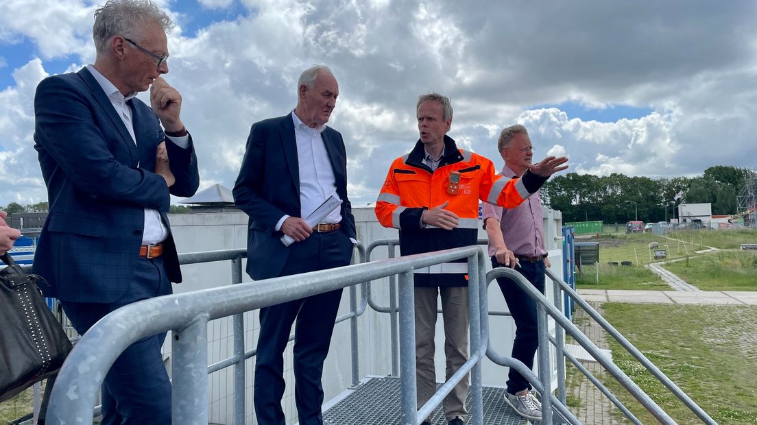 Remkes tijdens een werkbezoek over waterstof bij EnTranCe