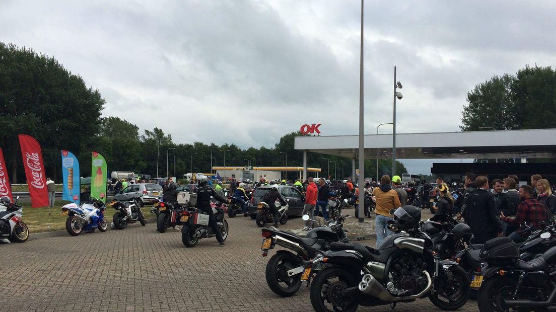 Ook bij het tankstation was het volle bak (Rechten: RTV Drenthe / Marjolein Knol)