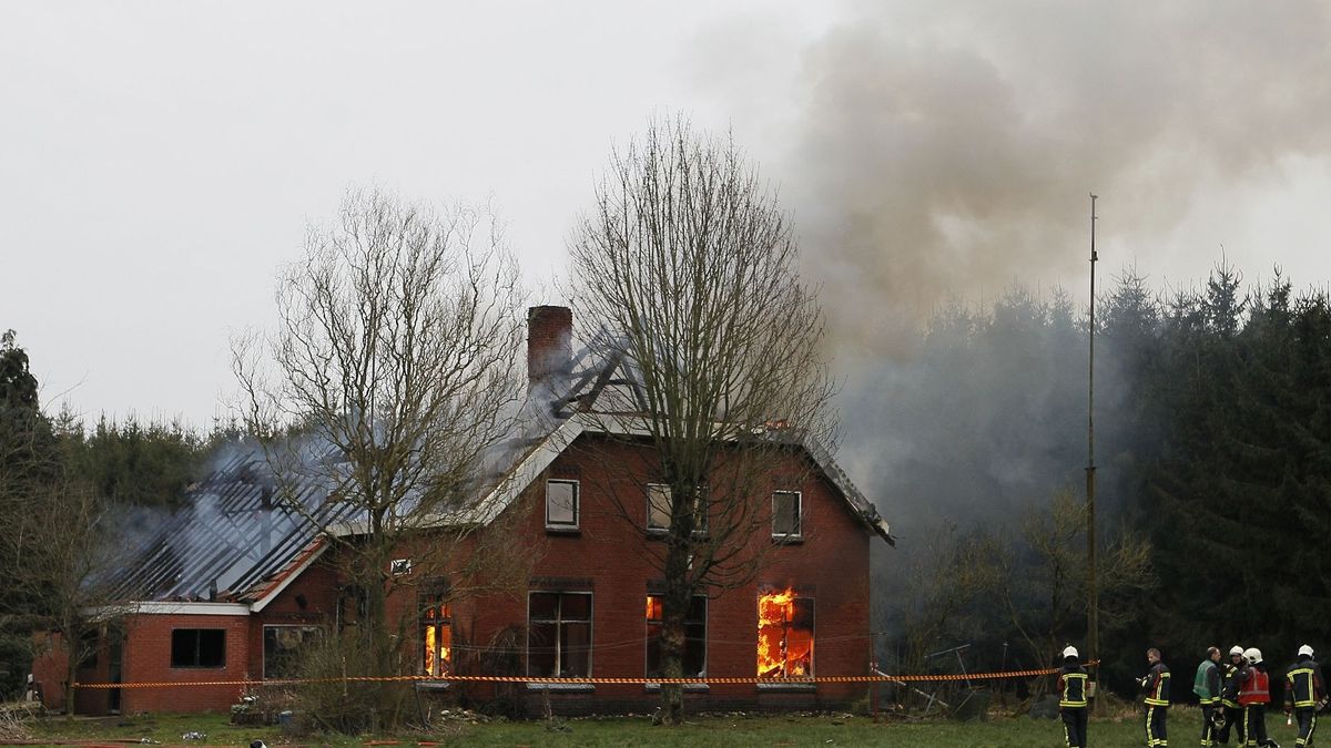 Leegstaande boerderij in Ter Apel in de as gelegd