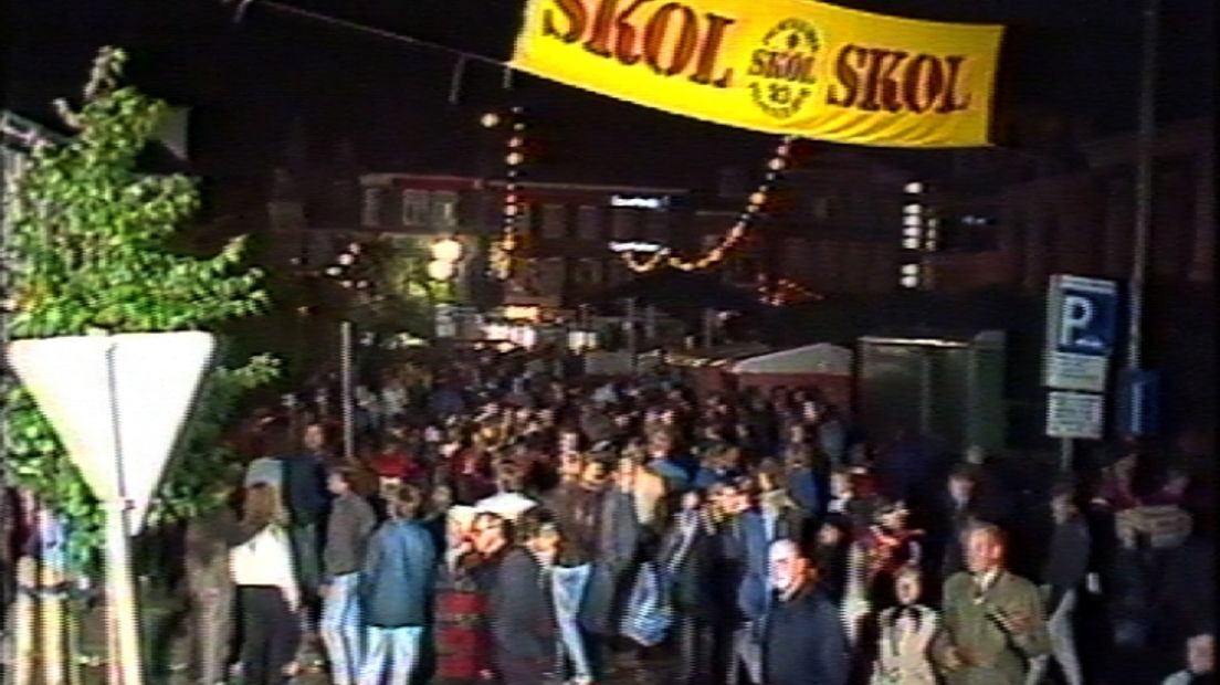 Publiek tijdens de TT Nacht (Rechten: screenshot 'TT van 1985'/ Drents Archief)