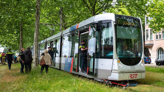 Fietser gewond na botsing met tram. Fietser gewond na botsing met tram.
