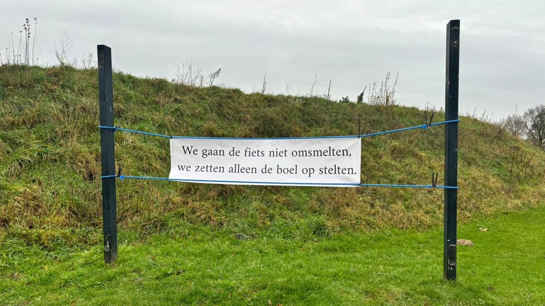 Wandelaar Koen Damme viel het spandoek op de plek van de enorme herenfiets dinsdagochtend op.
