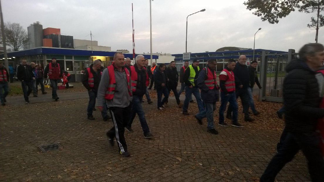 De stakers gaan zich inschrijven (Rechten: RTV Drenthe / Frits Emmelkamp)