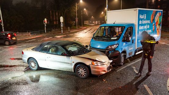 Busje ramt auto in Zutphen