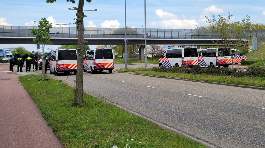 Politie bij Cars Jeans Stadion na degradatie ADO Den Haag