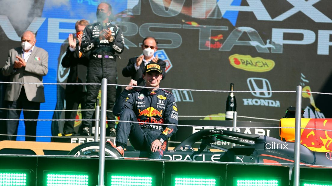 Max Verstappen op de podiumlift in Mexico