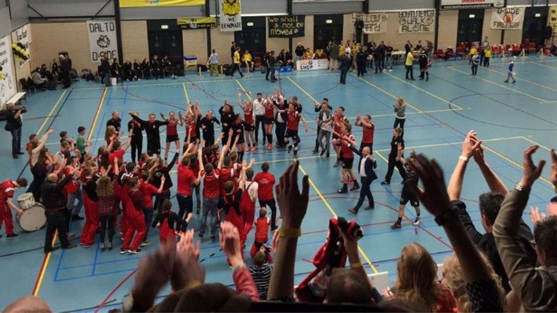 DOS'46 viert feest na zege op Dalto: ook volgend seizoen in de Korfballeague (Rechten: twitter Ron Raterman/bestuurslid DOS'46)