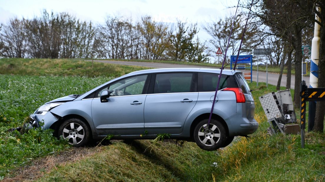 De auto kwam in een weiland tot stilstand