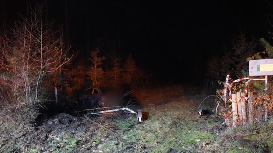 Auto schiet van de weg af bij beruchte plek