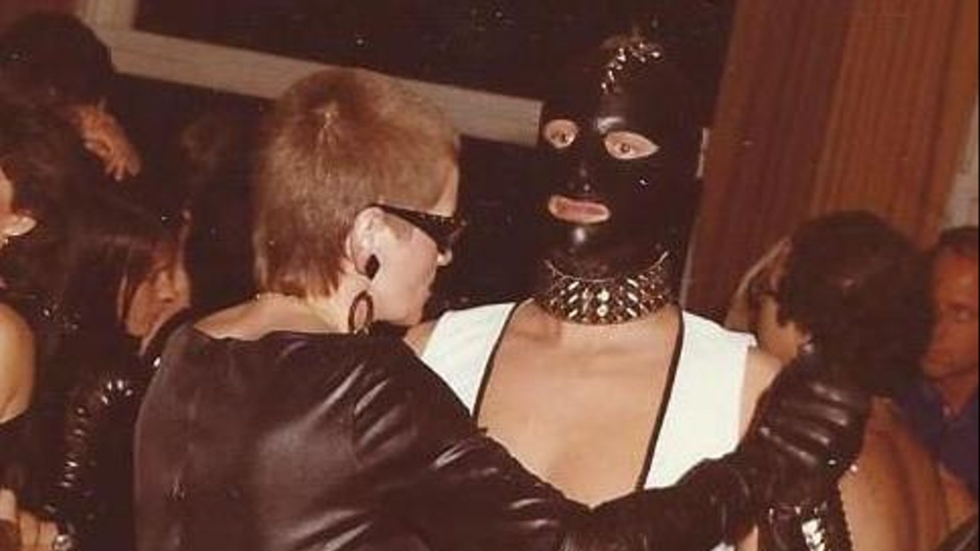 Chris en Bente op een kinky feest in Zwitserland, jaren tachtig.