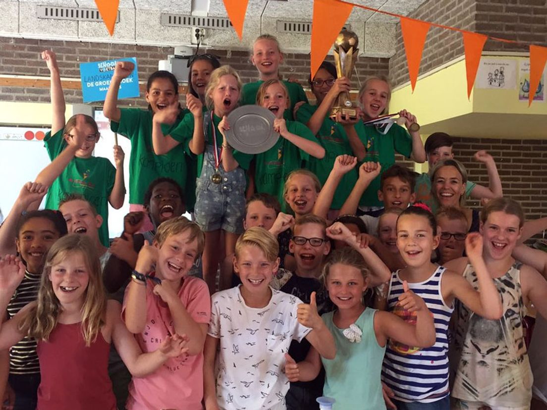 Het meisjesteam van Basisschool De Groene Hoek zijn Nederlands kampioen schoolvoetbal