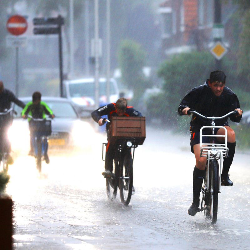 Hagel, veel regen, stevig onweer en zware windstoten in aantocht;
