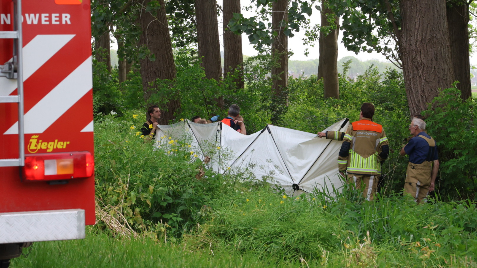 Hulpdiensten op de plek van het ongeluk in Vuren.