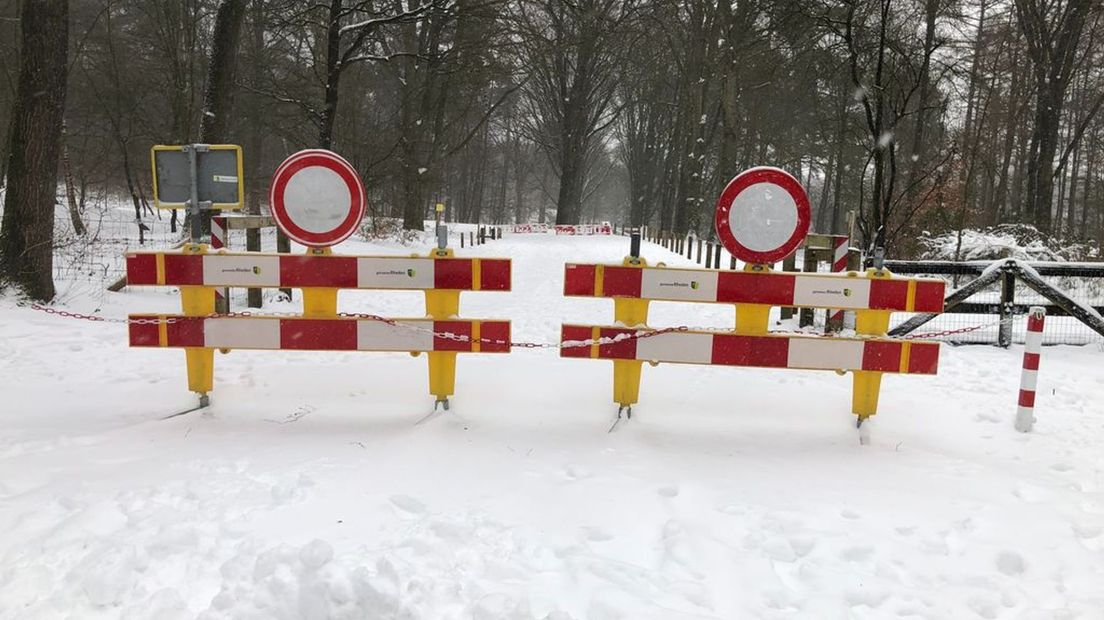 Een afgesloten weg op de Posbank.