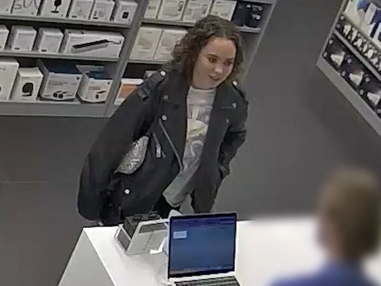 Jonge vrouw koopt telefoon met gestolen pas