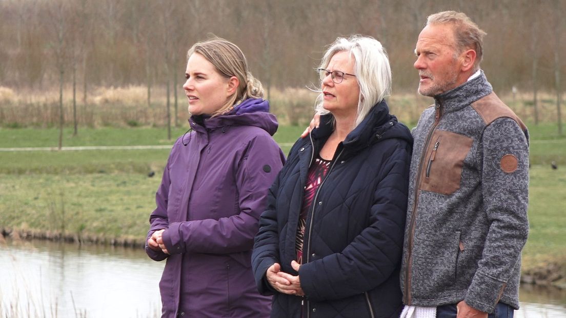 Sandy Harkes (links) en haar ouders zingen mee met de liederen