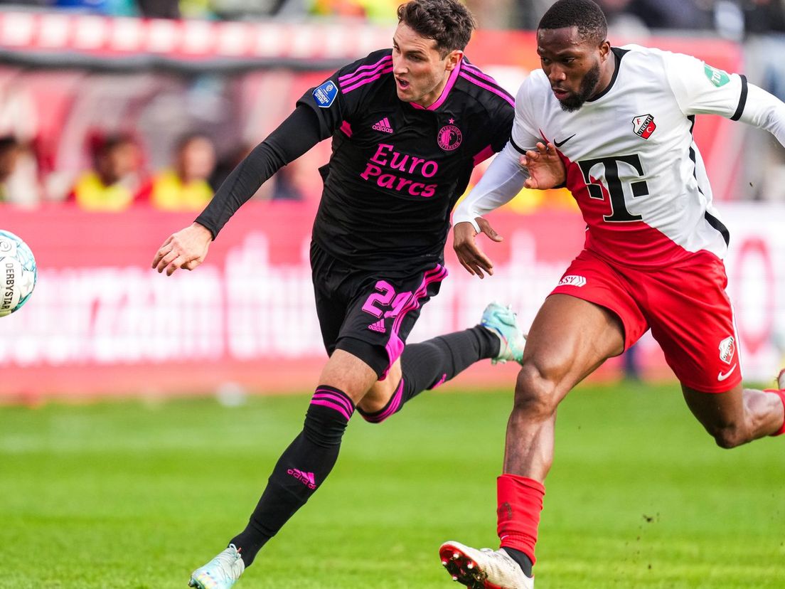 Feyenoord-spits Santiago Gimenez vecht met Modibo Sagnan van FC Utrecht om de bal