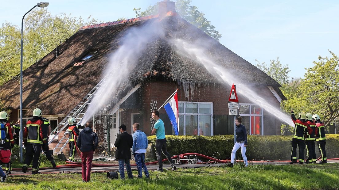 In Zwinderen werd in 2016 een rietgedekte boerderij door brand verwoest
(Rechten: Persbureau Meter)