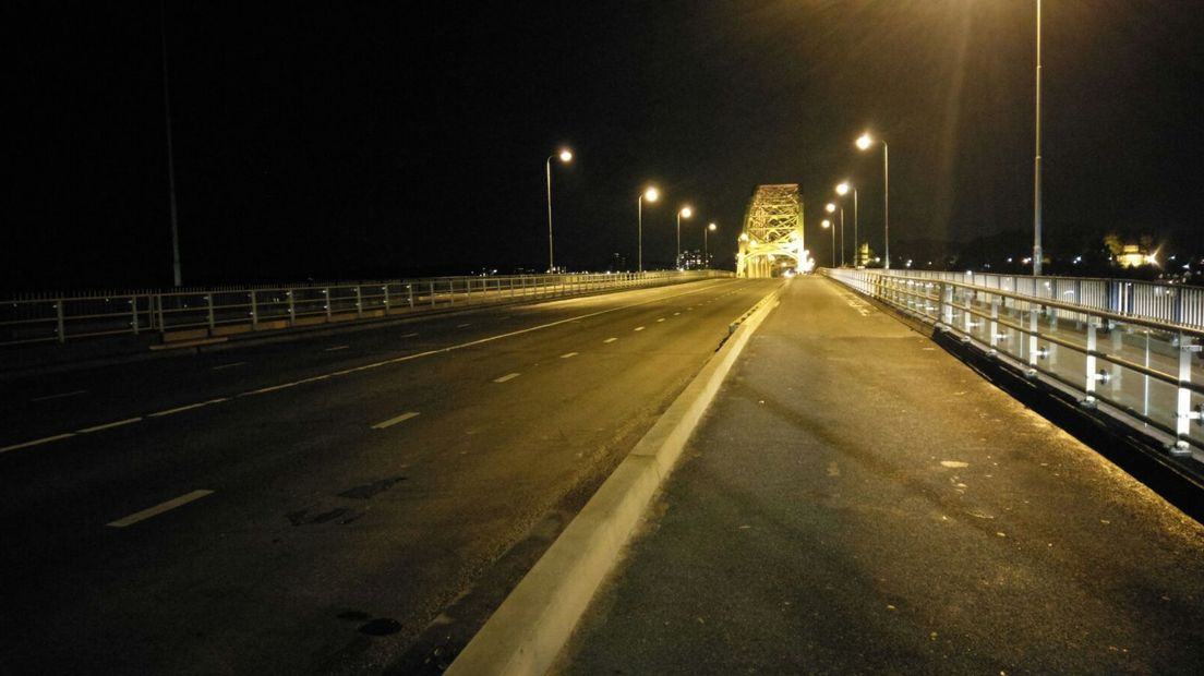 De Waalbrug bij Nijmegen is dinsdagavond enige tijd in beide richtingen afgesloten geweest voor het verkeer. Er stond een 51-jarige verwarde man uit Nijmegen op de boog van de brug. Hij werd door de hulpdiensten naar beneden gepraat en in veiligheid gebracht.