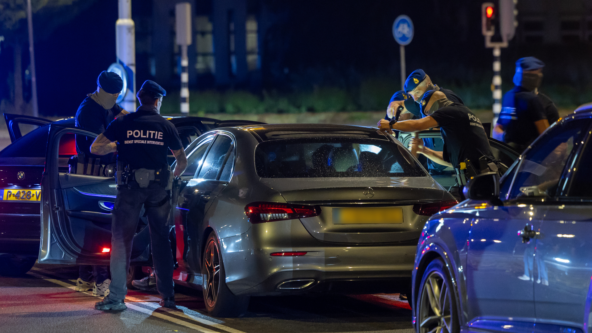 Aanhouding verdachten na vondst lichaam in Rotterdamse woontoren.