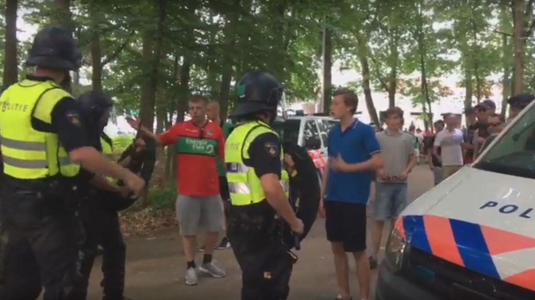 De sfeer buiten stadion De Goffert in Nijmegen was lange tijd grimmig, na de degradatie van voetbalclub NEC. Groepen supporters verzamelden zich bij de hoofdingang en uitten hun frustratie over het verlies tegen NAC. Journalisten buiten het stadion waren doelwit van agressie. Stadion De Goffert zat lange tijd op slot. Inmiddels is het weer rustig. Lees hieronder ons liveblog terug.