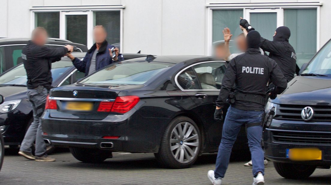 Een arrestatieteam van de politie hield zes mensen aan bij de inval aan de Westvlietweg.