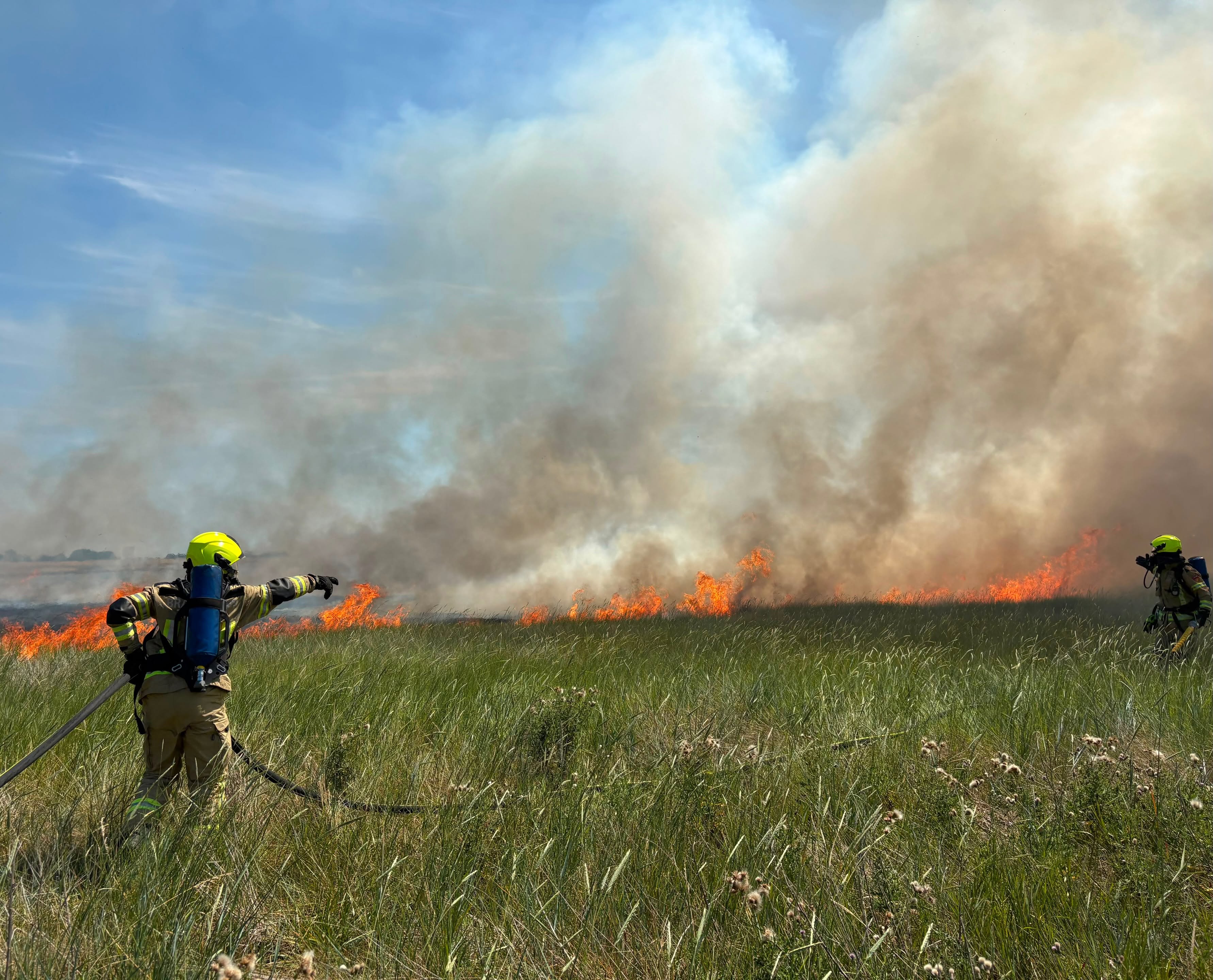 Stuk riet vliegt in brand bij Sint Philipsland, brandweer moest nog lang nablussen