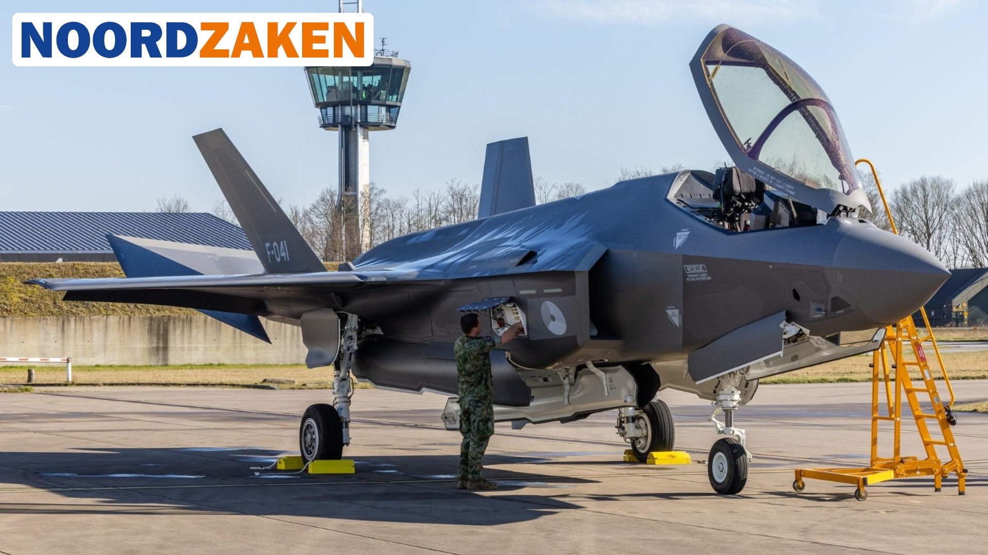 Een F35 met aan de rechterkant een bordestrap van Roossien Hoogwerktechniek