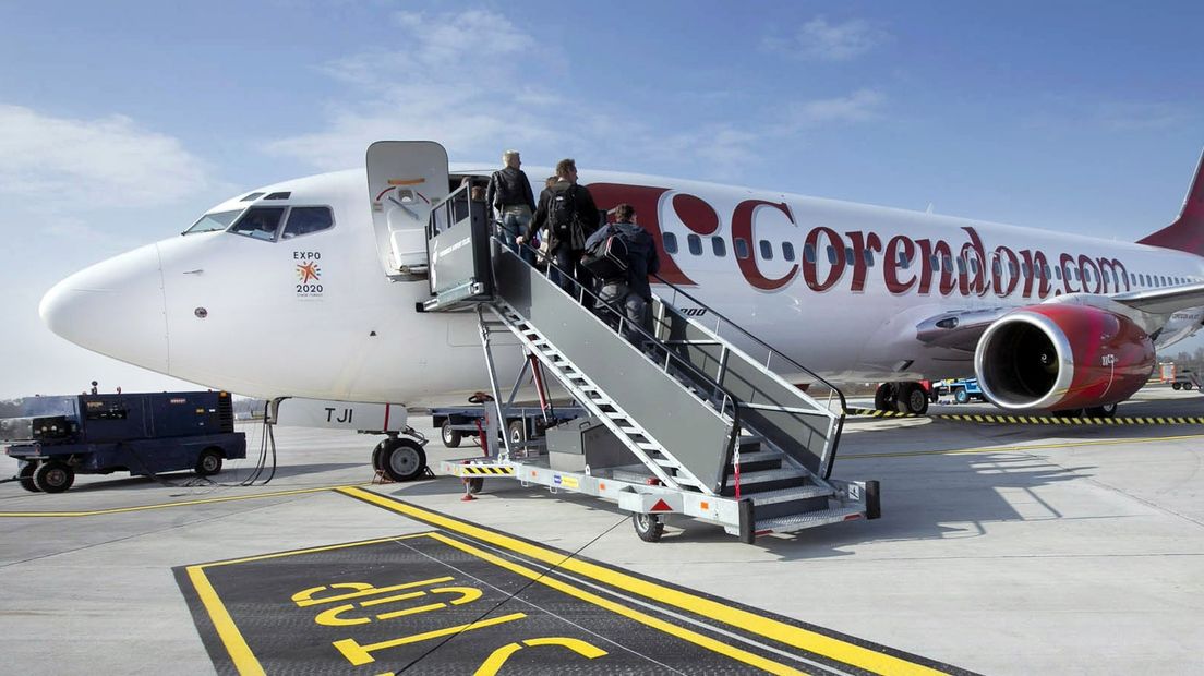 Een vliegtuig van Corendon op Airport Eelde in 2013