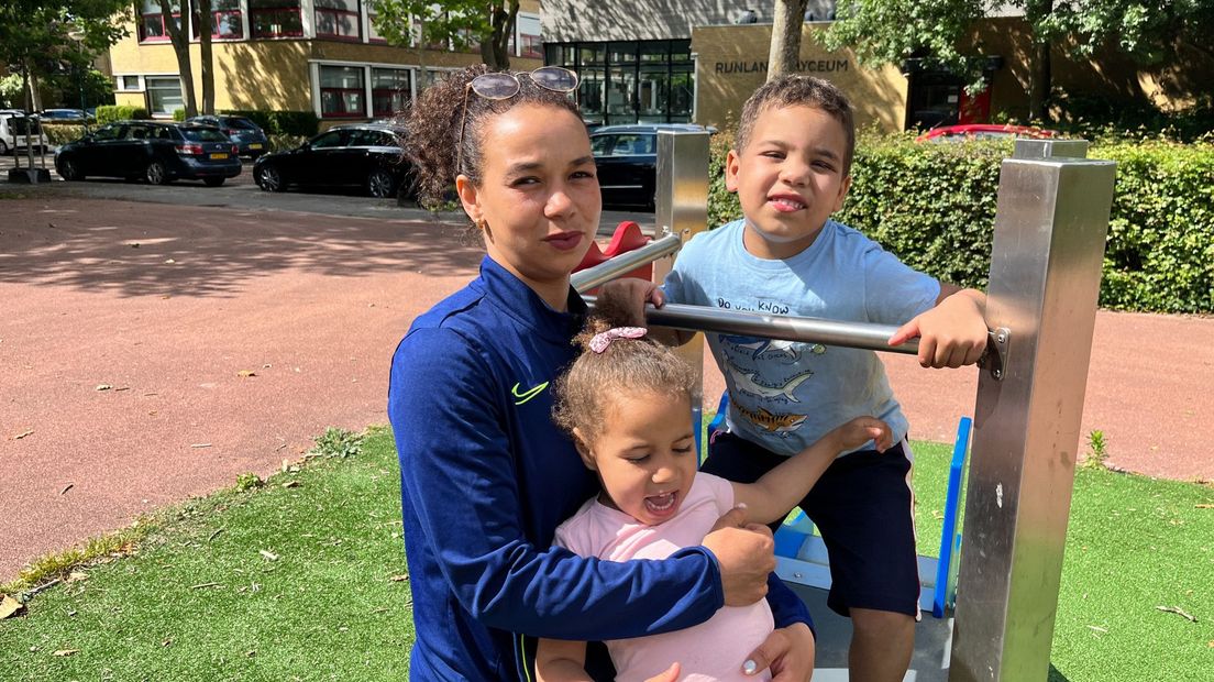 Moeder Ibtissem met haar twee kinderen