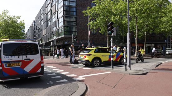 Twee gewonden bij botsing tussen auto en bromfiets op Laan op Zuid
