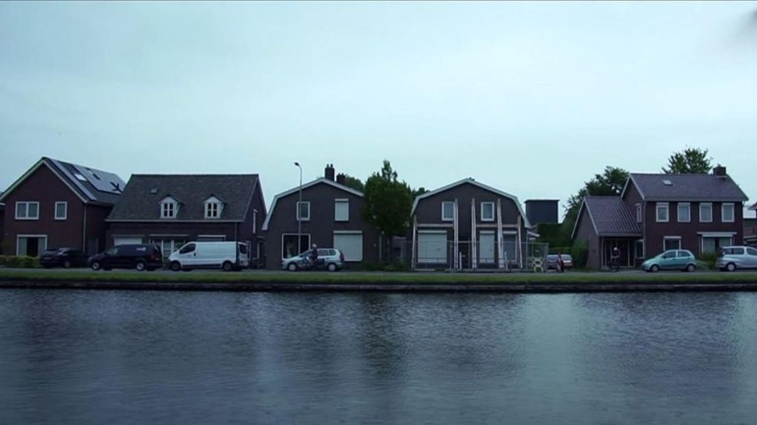Verzakte woningen langs kanaal Almelo-De Haandrik