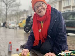 Emmanuelle maakt struikelstenen in Bezuidenhout schoon om vermoorde Joden te herdenken