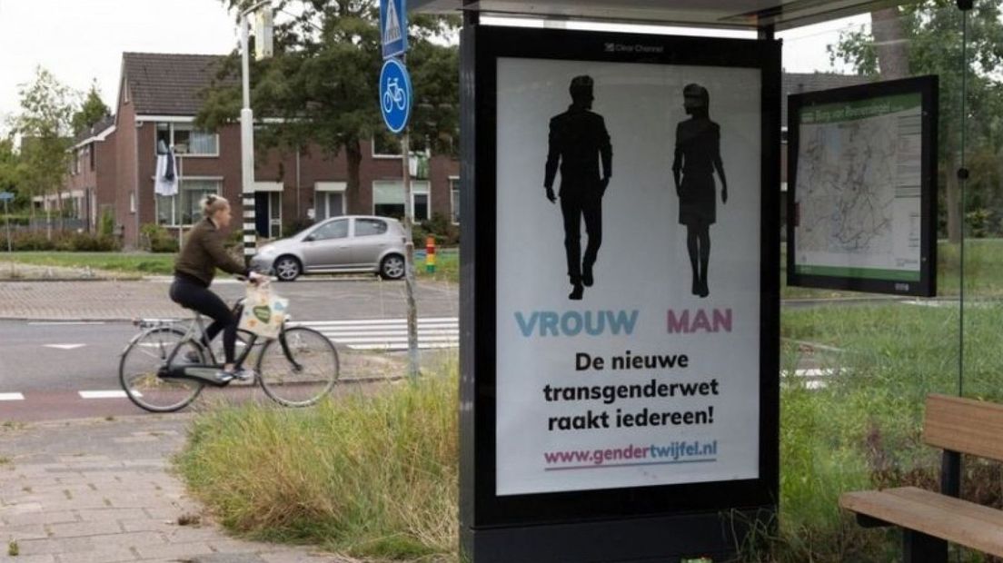 Poster van Gendertwijfel in een bushokje in Gouda.